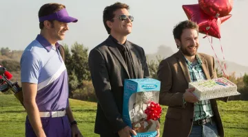 Le polo de gold Adidas de Jason Sudeikis dans Comment tuer son boss 2