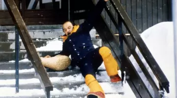 La combinaison noire et jaune de Bernard Morin (Gérard Jugnot) dans Les Bronzés font du ski