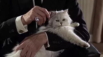 La bague du Spectre de Blofeld (An­thony Daw­son) dans Bons baisers de Russie