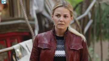 Sweat black-and-white Emma Swan (Jennifer Morrison) on Once Upon a time