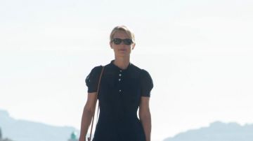 Sunglasses Ray-Ban Wayfarer Diane Duchêne (Virginie Efira) in A Man at the height