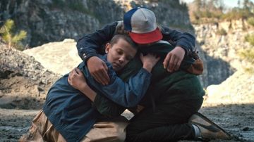 The school bag (style Easpack) Mike Wheeler (Finn Wolfhard) in Stranger Things S01E07