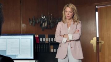 El blazer rosa Paul Smith de Diane (Virginie Efira) en Un hombre a la altura