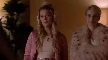 Le bomber rose de Chanel#3 (Billie Lourd)  dans Scream Queens