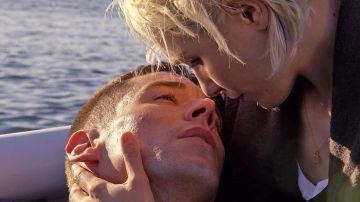 Le collier soleil de Riley Blue (Tuppence Middleton) dans Sense8 S01E01