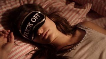 Le masque de nuit Urban Outfitters "Fuck Off" de Fiona Gallagher (Emmy Rossum) dans Shameless US S02E06