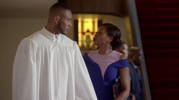 La robe bleue et parme Christian Dior portée par Cookie Lyon (Ta­raji P. Hen­son) dans Empire (Saison 2 Épisode 5)