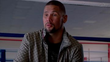 Le blouson double G Gucci porté par Ricky Conlan (Tony Bellew) dans le film Creed : L'héritage de Rocky Balboa