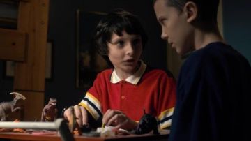 The polo stripes Mike Wheeler (Finn Wolfhard) in Stranger Things S01E02