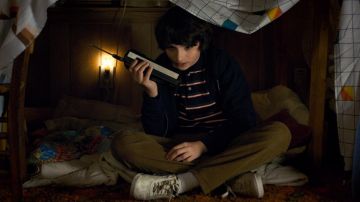 The polo 80's striped Mike Wheeler (Finn Wolfhard) in Stranger Things S02E01