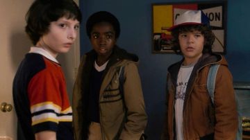 Polo de los 80 de Mike Wheeler (Finn Wolfhard) en Stranger Things S01E02