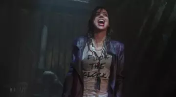 The t-shirt "Fuck the Clock" by Kelly Maxwell (Dana DeLorenzo) in Ash vs Evil Dead S02E02