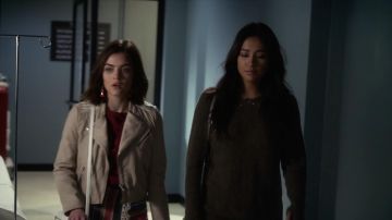 Chaqueta de cuero de Aria Montgomery en Pretty Little Liars