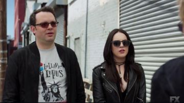 The collar of Gigi (Elizabeth Gillies) in Sex&Drugs&Rock&Roll