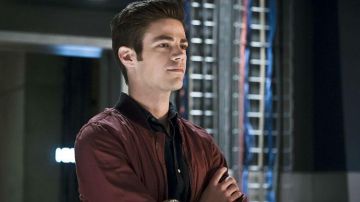 Chaqueta borgoña de Barry Allen (Grant Gustin) en Flash