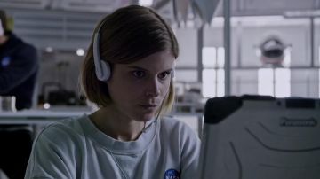 The laptop PC Panasonic Beth Johansen (Kate Mara) in a Single on March