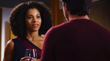 La robe Hervé Leger du Dr Maggie Pierce (Kelly McCreary) dans Grey's Anatomy