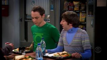 The green T-Shirt "Green Lantern" by Sheldon Cooper (Jim Parsons) in The Big Bang Theory S01E13
