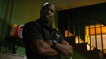 Reloj negro de Luke Cage (Mike Colter) en Luke Cage S01E04