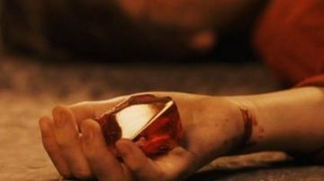 La réplica de la piedra filosofal en poder de Harry Potter (Daniel Radcliffe) en Harry Potter en la Escuela del Hechicero