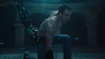 The sneakers of Callum Lynch / Aguilar (Michael Fassbender) in Assassin's Creed