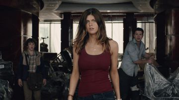 The collar of Blake (Alexandra Daddario) in San Andreas