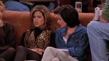 Chaleco de leopardo de Rachel Green (Jennifer Aniston) en Friends S02E11