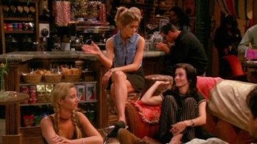 La falda negra que usa Rachel Green (Jennifer Aniston) en Friends (Temporada 1, Episodio 2)