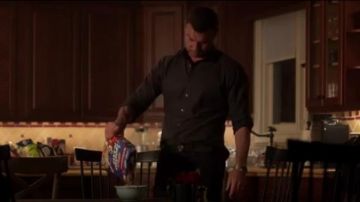 The shirt dark green liev view Schreiber in Ray donovan