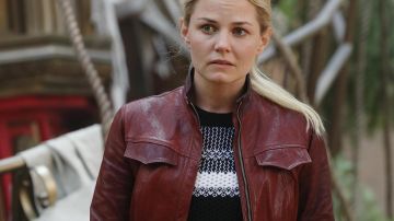 Chaqueta de cuero burdeos de Emma Swan (Jennifer Morrison) en Once Upon A Time