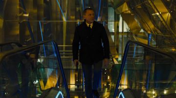The leather jacket with surpiqure of James Bond (Daniel Craig) in Skyfall