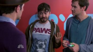 The t-shirt "Paws" worn by Roscoe Santangelo (Jorma Taccone) in Parks and Recreation S07E05