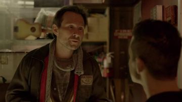 La insignia de diseño en la chaqueta de Christian Slater en Mr. Robot