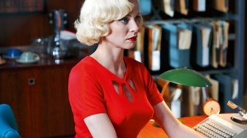 Suéter rojo Marlene (Elodie Frenck) Pequeños asesinatos de Agatha Christie