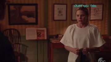 Haut blanc d'Emma Swan (Jennifer Morrison) dans Once upon a time