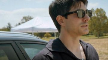 Les lunettes de soleil Ray-Ban Wayfarer de Theo (Brandon Routh) dans 400 Days