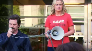 T-shirt "Save JJ's Dinner" de Leslie Knope dans Parks and Recreation