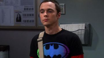 Le T-shirt "Batman" de Sheldon Cooper dans The Big Bang Theory