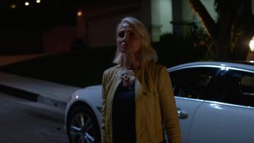Leather jacket yellow of Janine Cody (Ellen Barkin) in the Animal Kingdom
