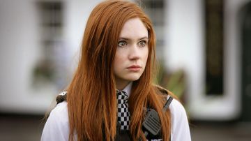 La corbata en blanco y negro de Amy Pond (Karen Gillian) en Doctor Who