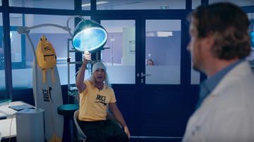 The backpack "Brice" Brice Agostini (Jean Dujardin) in Brice de Nice 3