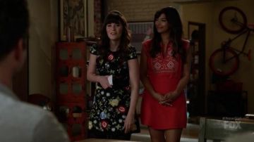 El vestido naranja bordado de Cece Parekh (Hannah Simone) en New Girl