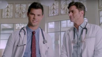 La corbata estelar del Dr. Cassidy Cascade (Taylor Lautner) en Scream Queens