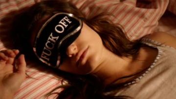 Le masque de nuit "Fuck Off" de Fiona Gallagher (Emmy Rossum) dans Shameless US S02E06