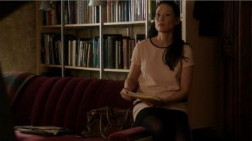 La robe rose Club Monaco de Lucy Lui dans Elementary