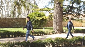 The bomber jacket bomber blue of Alex (Kev Adams) in Son