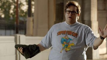 The gray t-shirt Super Fun Guy Sylvester Dodd (Ari Stidham) in Scorpio