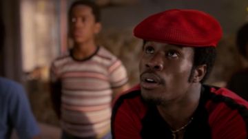 Shaolin Fantastic's (Shameik Moore) Kangol Red Soft Cap en The Get Down S01E02
