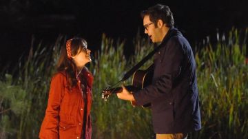 Le blouson rouge Gap de Jessica Day (Zooey Deschanel) dans New Girl