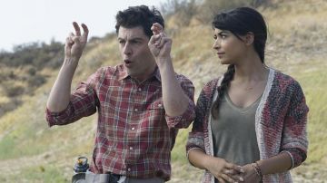 Les looks de la série New Girl: Schmidt (Max Greenfield) porte une chemise à carreaux rouge J. Crew dans l'épisode 3 de la saison 6
